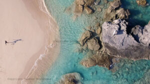 Jeux d'ombres et ballon/ Foot plages BERMUDES/ plage sable rose/ bleu mer et rocher /vue aérienne Bermudes